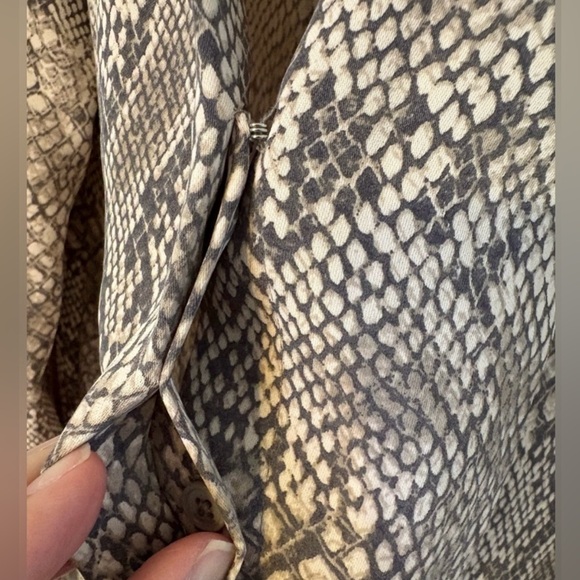 NWOT Aritzia Babaton Gray Snake Print Blazer size XS sku#52 - Picture 2 of 8